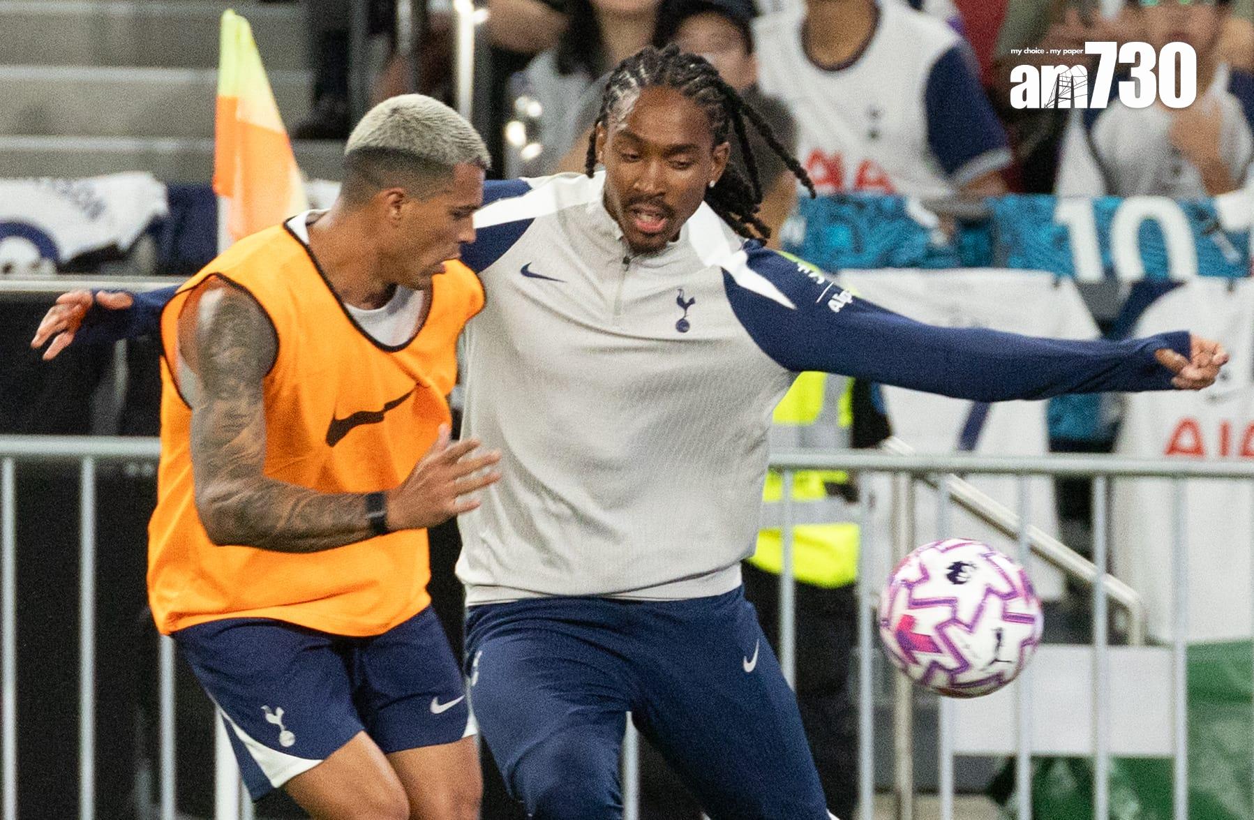 熱刺的柏度樸路(左)與隊友訓練中爭球。(蘇文傑攝)