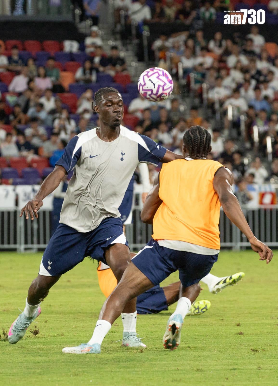 熱刺的比蘇馬(左)與隊友訓練中爭球。(蘇文傑攝)