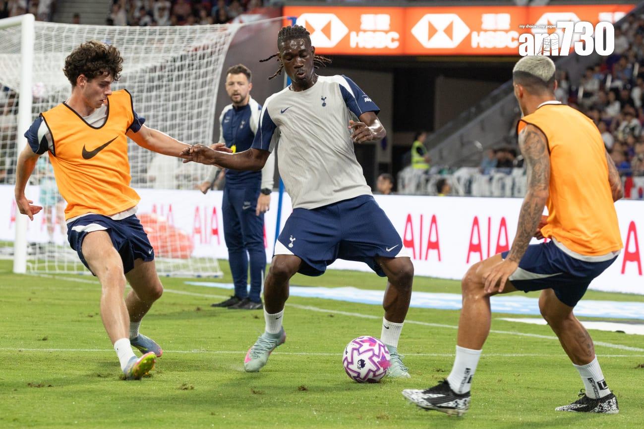 熱刺的比蘇馬(中)與隊友訓練中爭球。(蘇文傑攝)