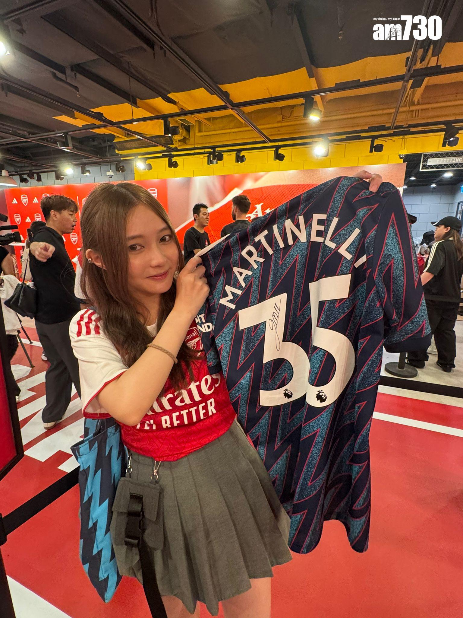 阿仙奴訪港|李佩芝Gigi獲得球員簽名。