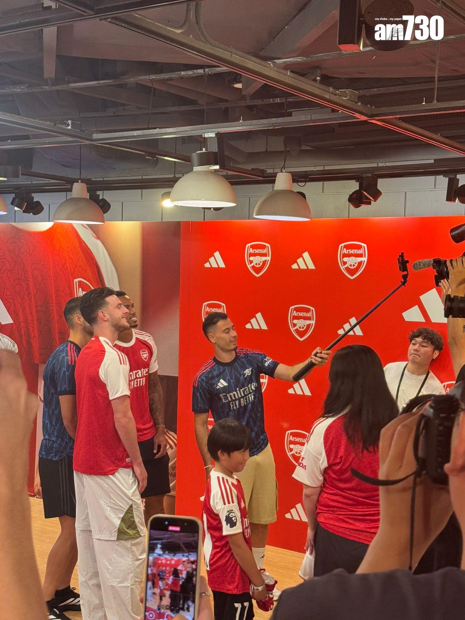 阿仙奴訪港|加比爾馬天尼利 (Gabriel Martinelli)與球迷自拍,氣氛熱烈。