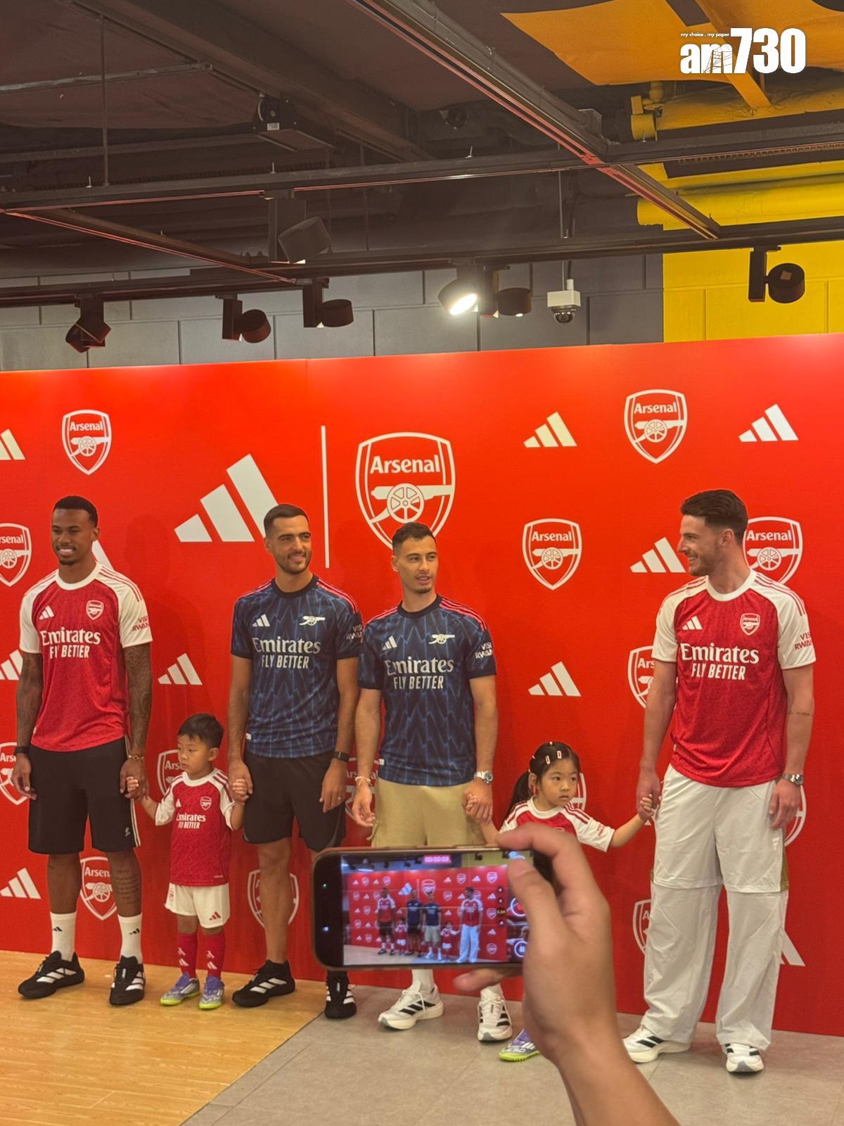 阿仙奴訪港|四位球星逐一為球迷簽名合照表現親民。