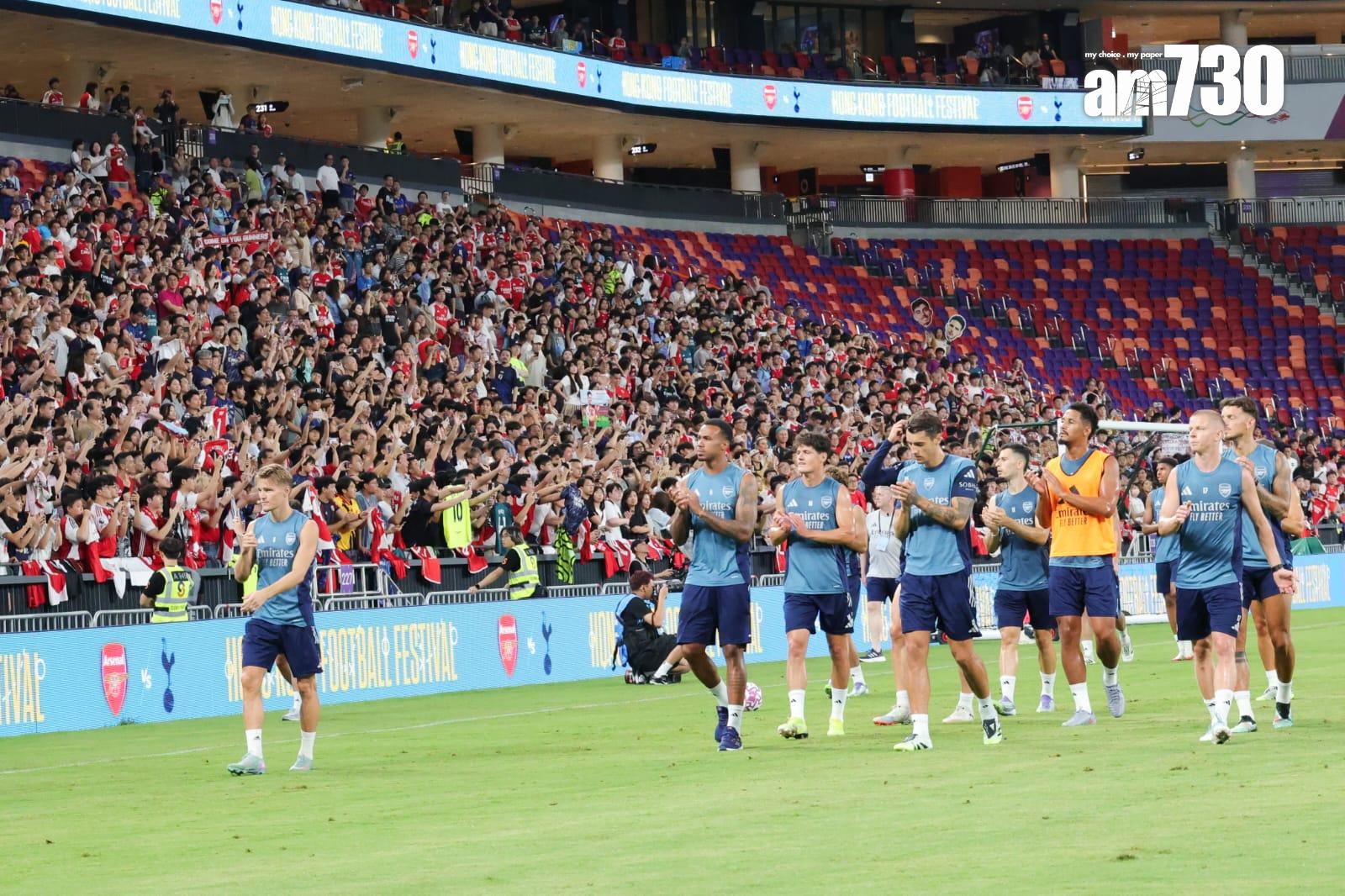 阿仙奴操練後向球迷致謝。(吳康琦攝)