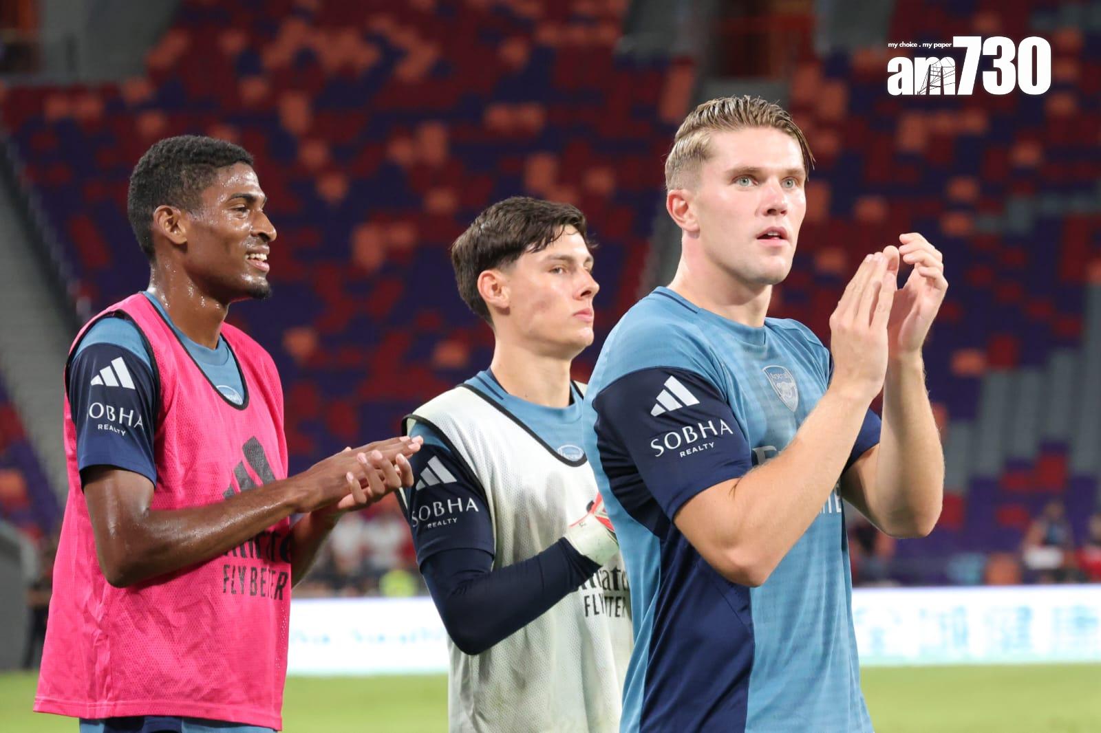 阿仙奴操練後向球迷致謝。(吳康琦攝)