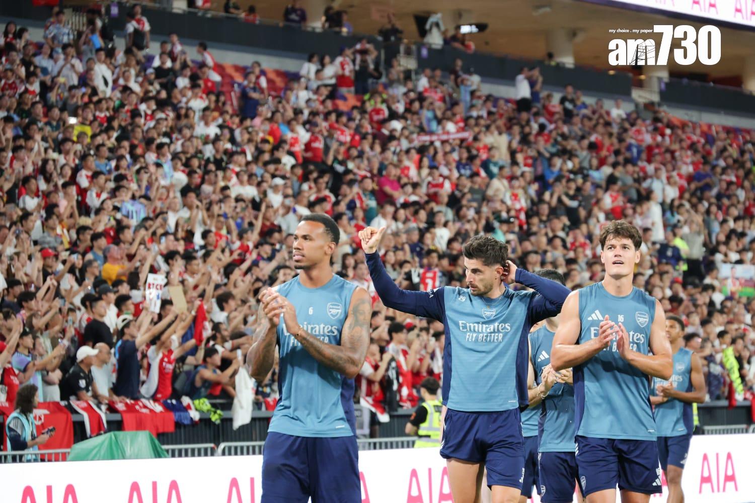 阿仙奴操練後向球迷致謝。(吳康琦攝)