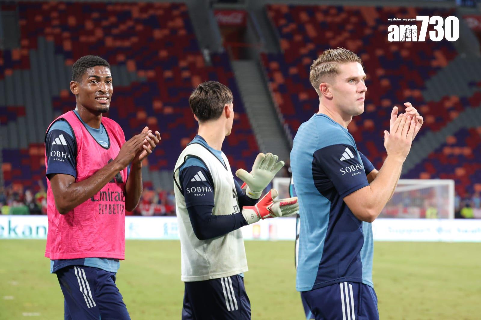 阿仙奴操練後向球迷致謝。(吳康琦攝)