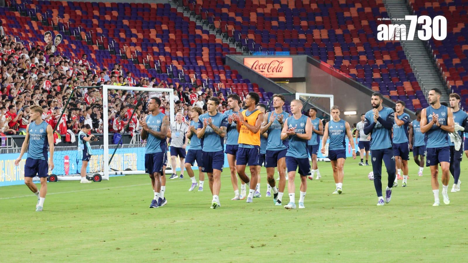 阿仙奴操練後向球迷致謝。(吳康琦攝)