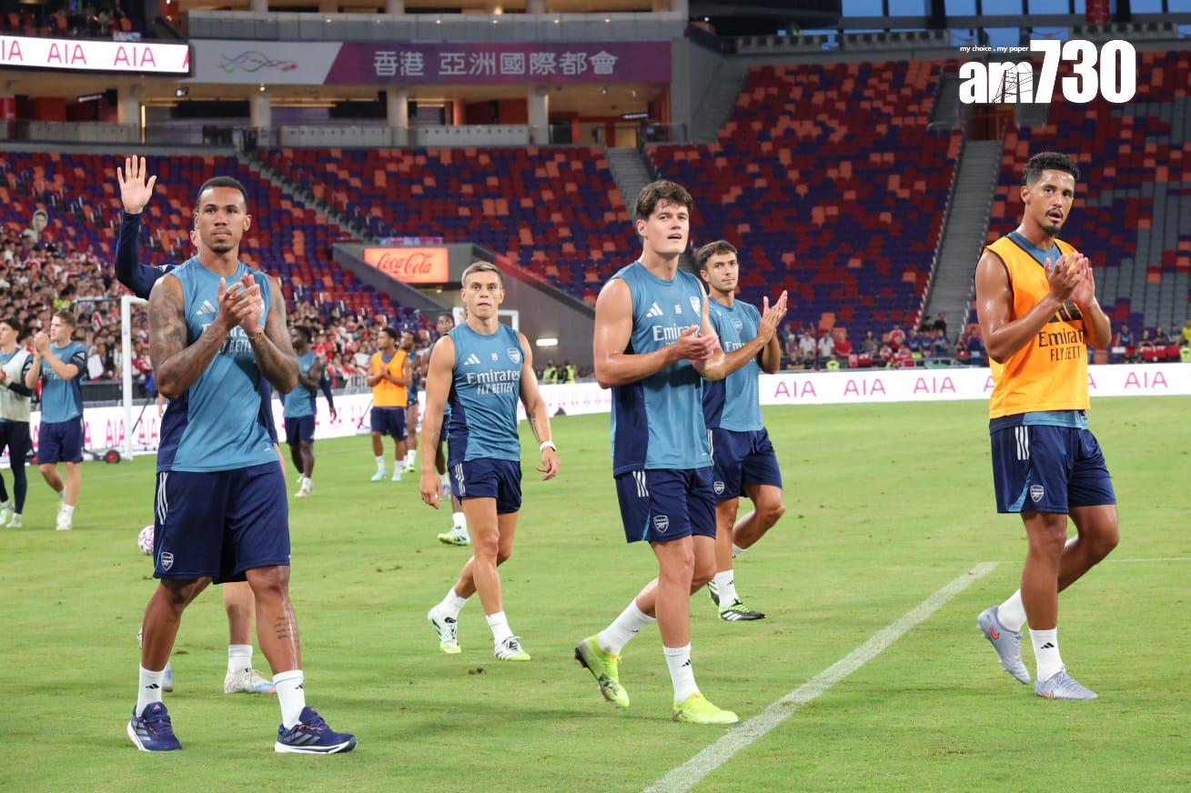 阿仙奴操練後向球迷致謝。(吳康琦攝)