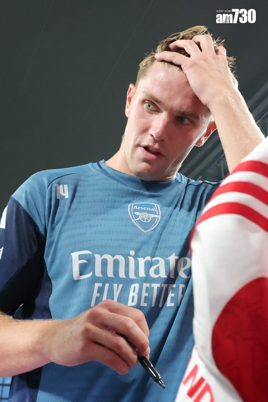 新加盟的基奧基尼斯為球迷簽名。(吳康琦攝)