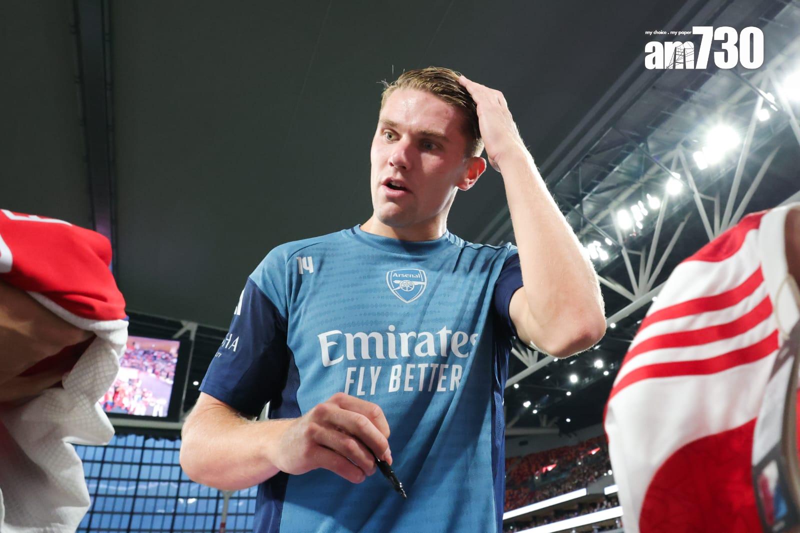 新加盟的基奧基尼斯為球迷簽名。(吳康琦攝)