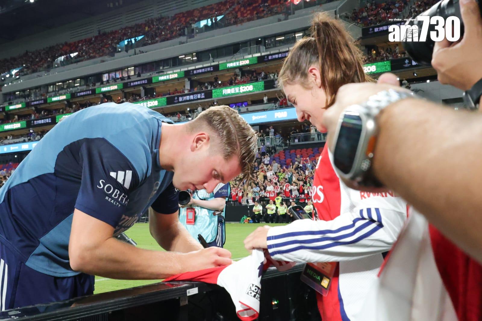 新加盟的基奧基尼斯為球迷簽名。(吳康琦攝)