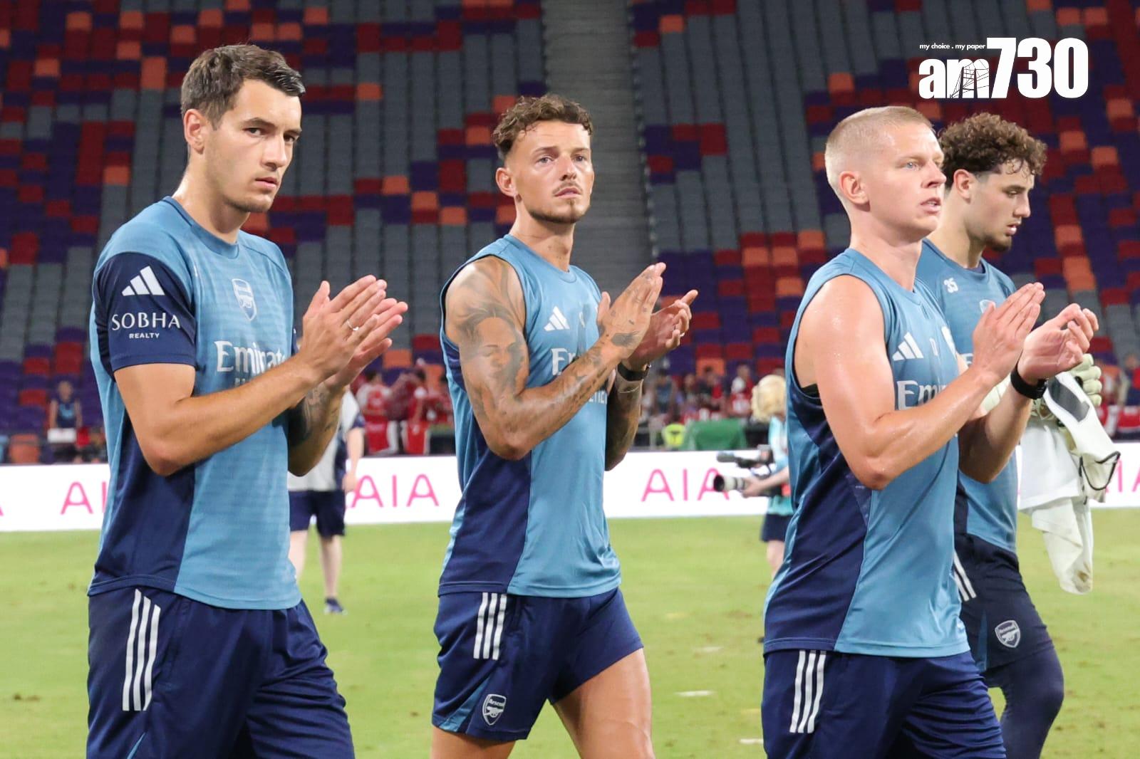 阿仙奴操練後向球迷致謝。(吳康琦攝)