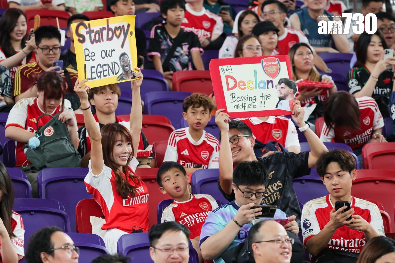 阿仙奴球迷觀看球隊公開操練。(吳康琦攝)