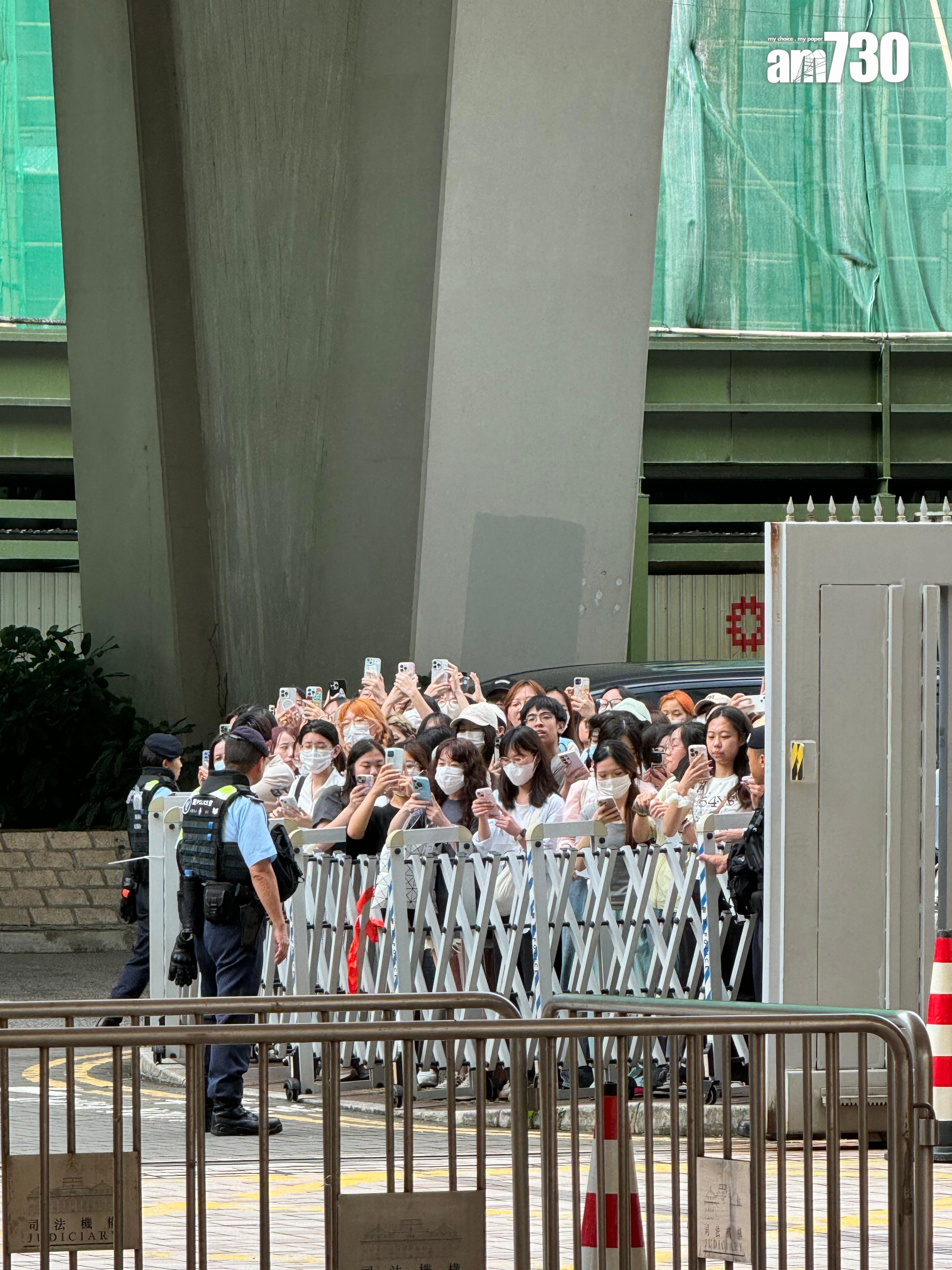 警方用鐵欄圍起防fans衝前。(娛樂組攝)