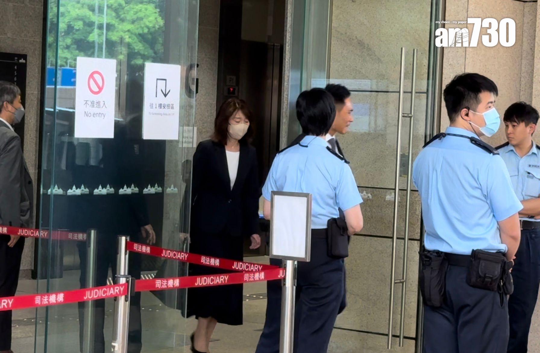 上村謙信母親陪同兒子到法院出席聆訊。(娛樂組攝)