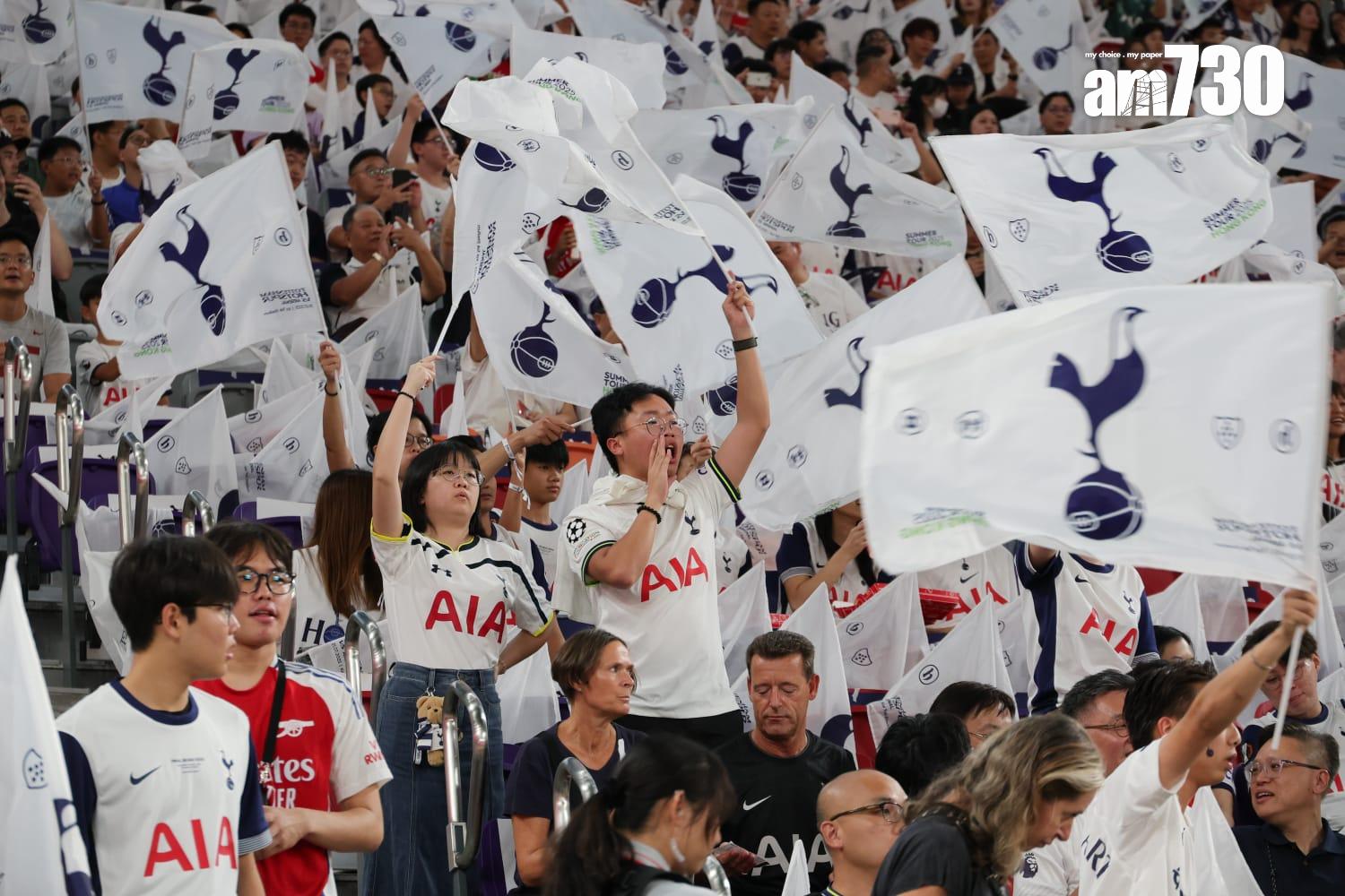熱刺球迷揮動白旗。(吳康琦攝)