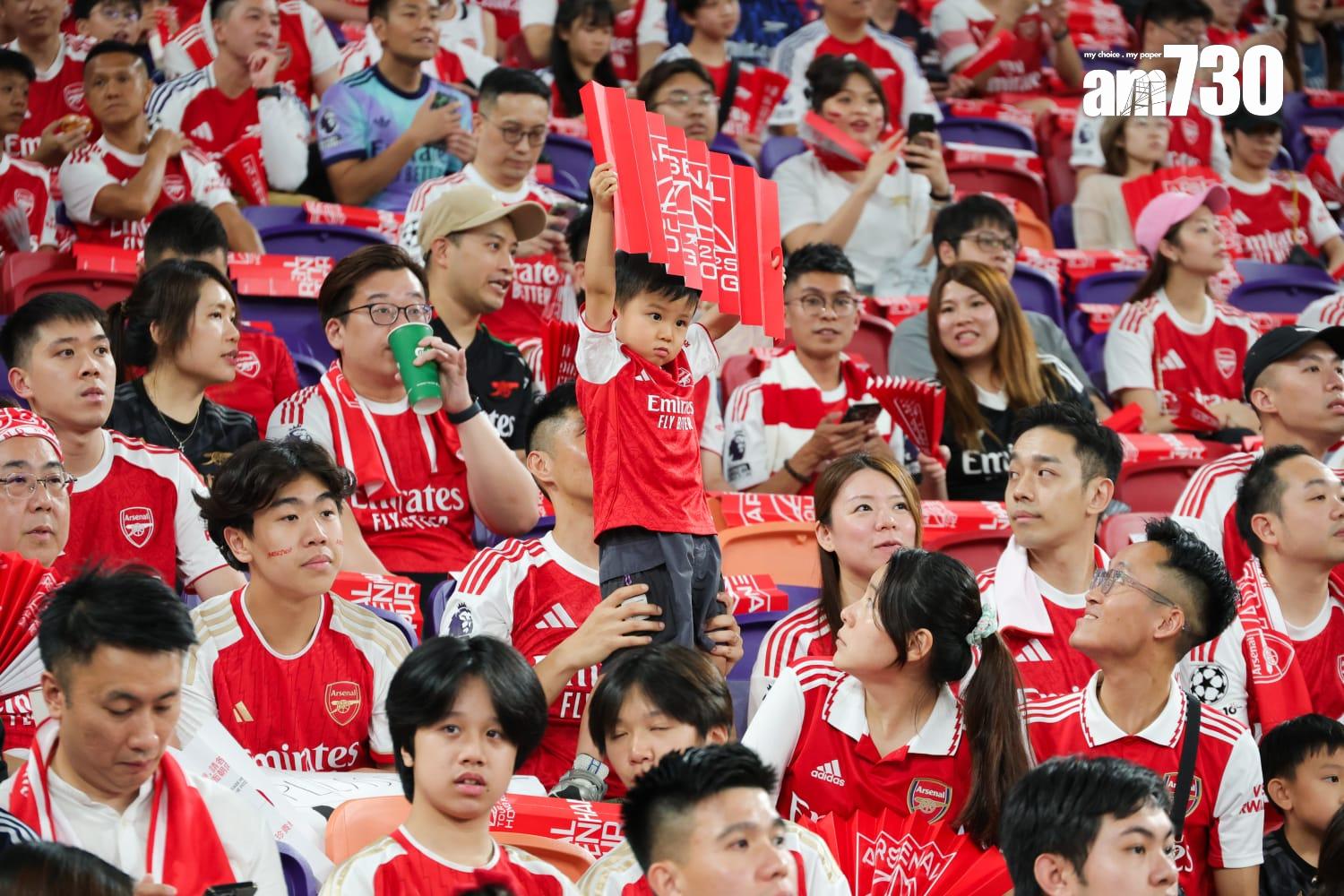 入場的阿仙奴球迷。(吳康琦攝)