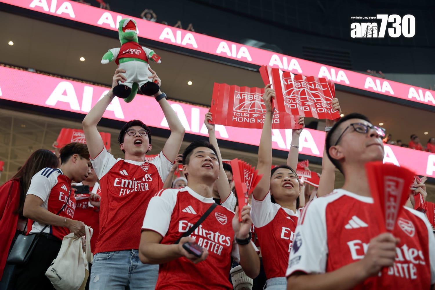 阿仙奴球迷入場打氣。(周令知攝)