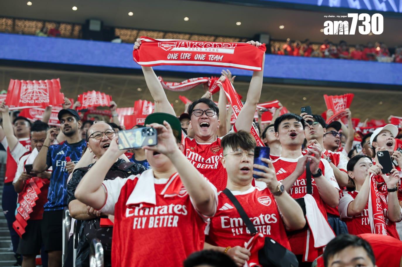 阿仙奴球迷入場打氣。(周令知攝)