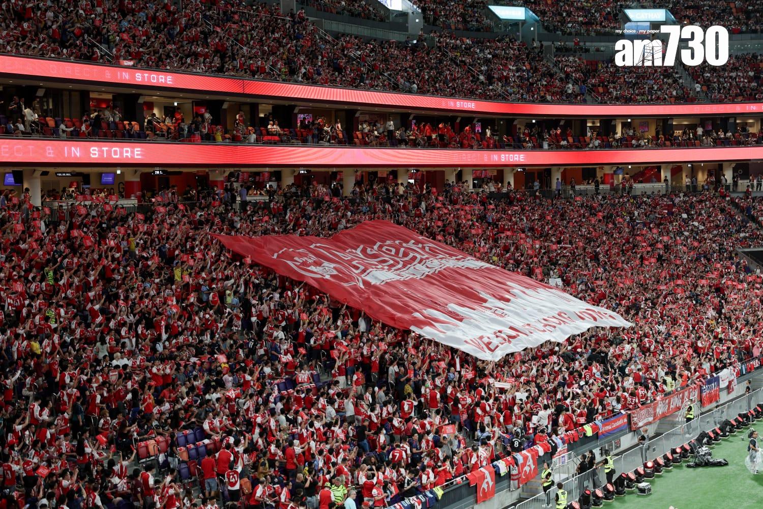 阿仙奴球迷打起球隊的橫幅。(周令知攝)