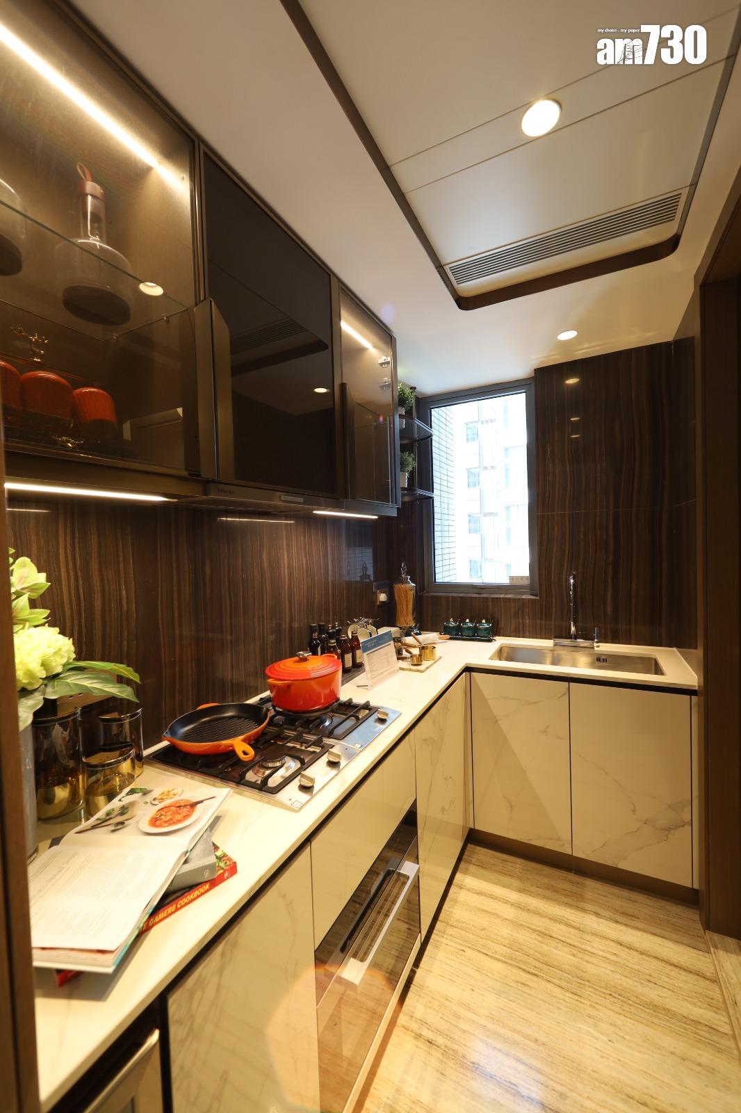 維港•灣畔示範單位|無改動三房套戶 主人房弧形落地玻璃窗盡享維港景致 (多圖有片)|啟德新盤