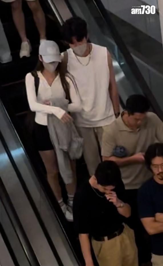 離開時,吳偉豪(黑衫)亦跟鍾柔美同步散場。 (娛樂組攝)