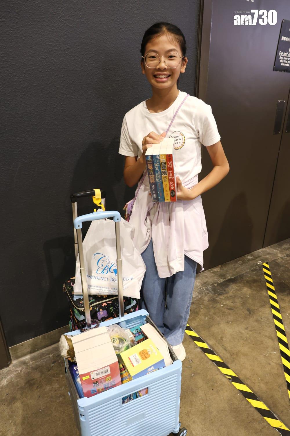 葉小姐為女兒購買中英文故事書。(林俊源攝)