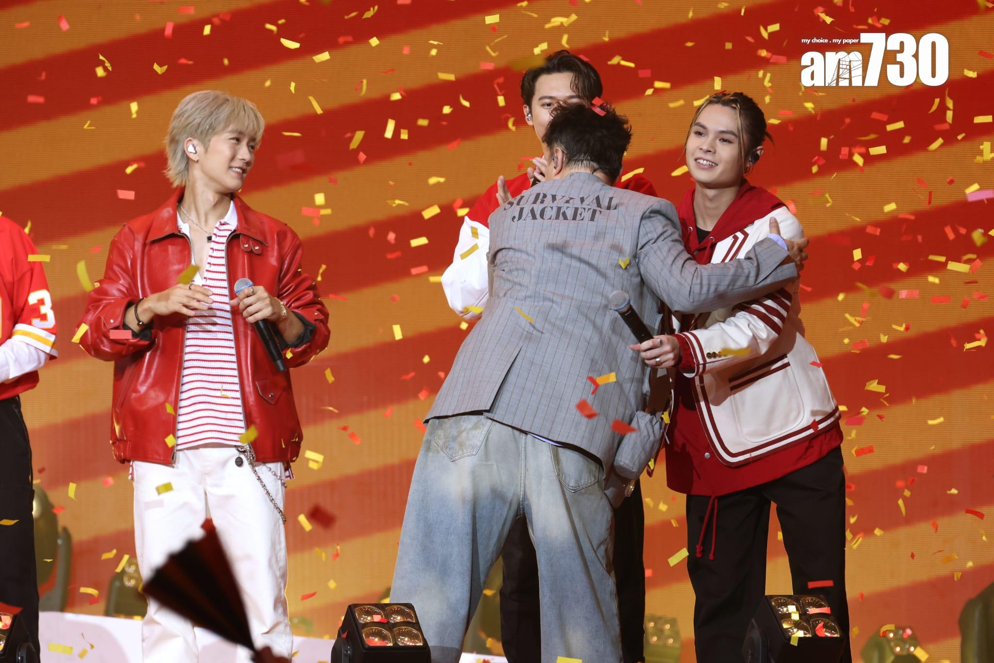 Eason完成表演後,逐一與MIRROR成員擁抱或擊掌。(林俊源攝)