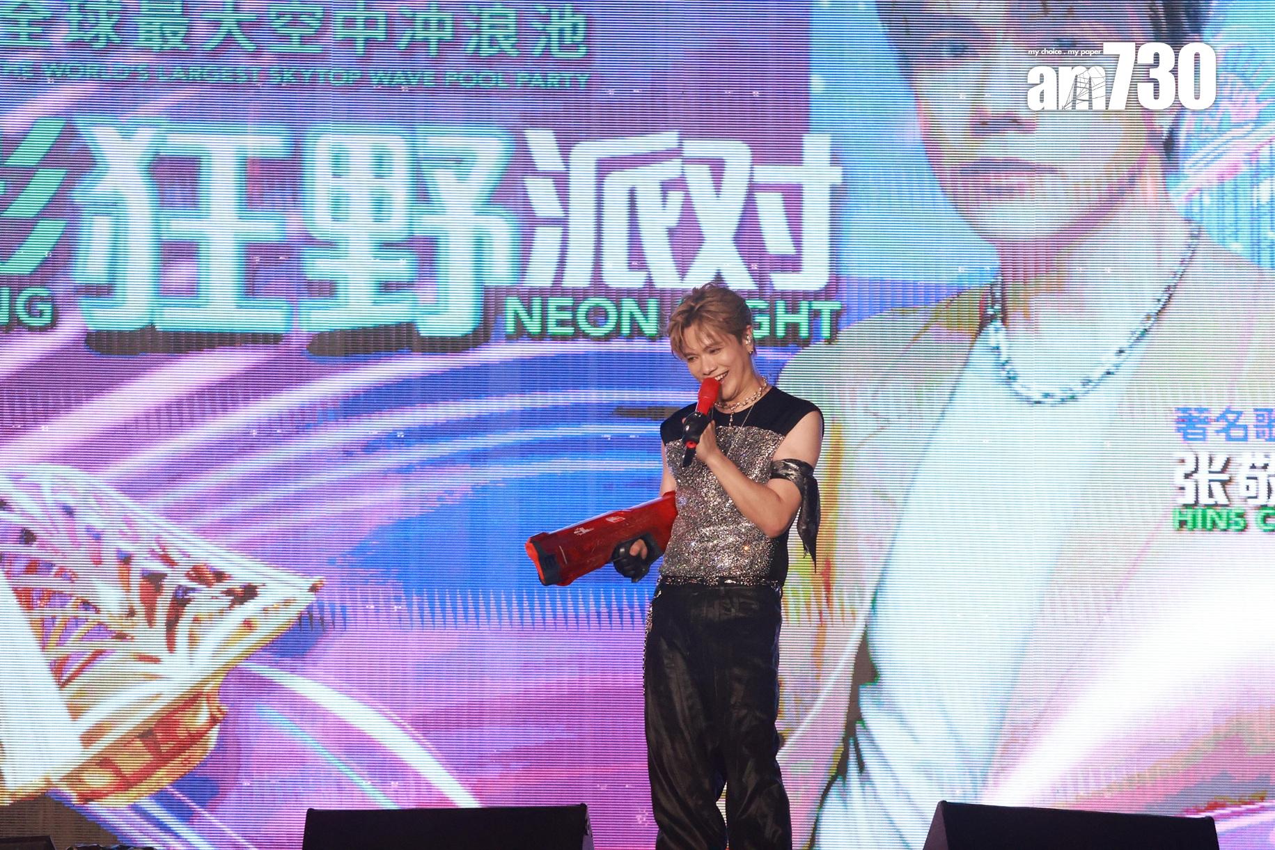 張敬軒現身澳門擔任「銀河幻影狂野派對」表演嘉賓,出動私伴水槍。(娛樂組攝)