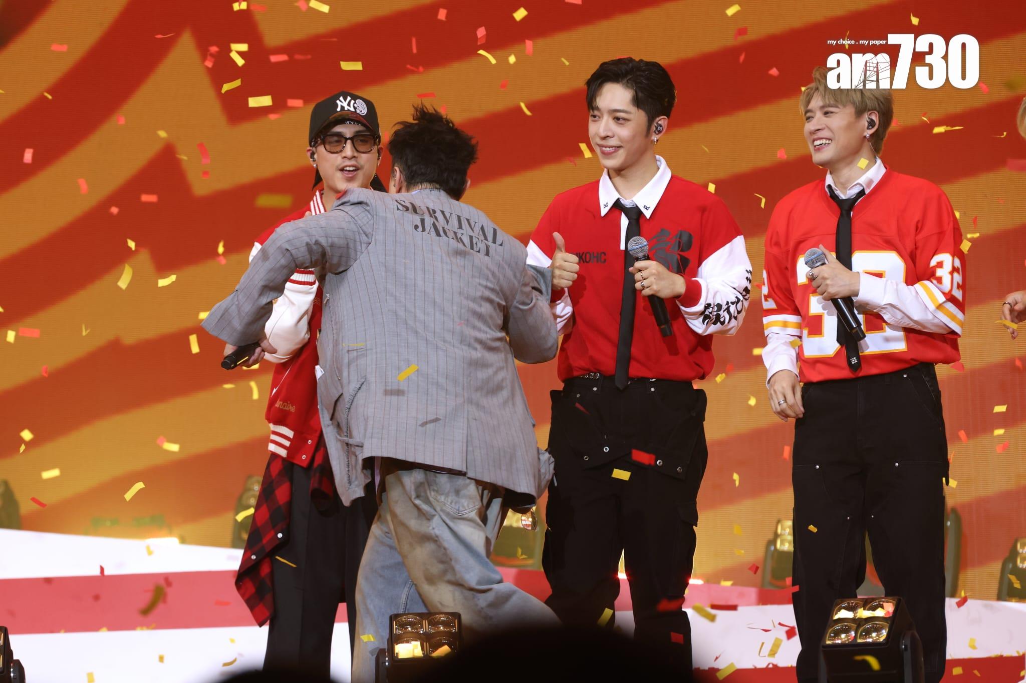 Eason完成表演後,逐一與MIRROR成員擁抱或擊掌。(林俊源攝)