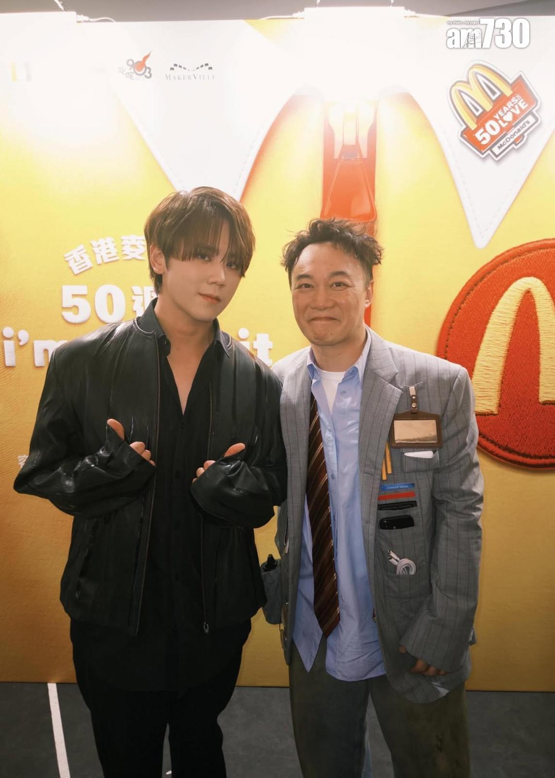 Eason完成表演後,與姜濤合照。