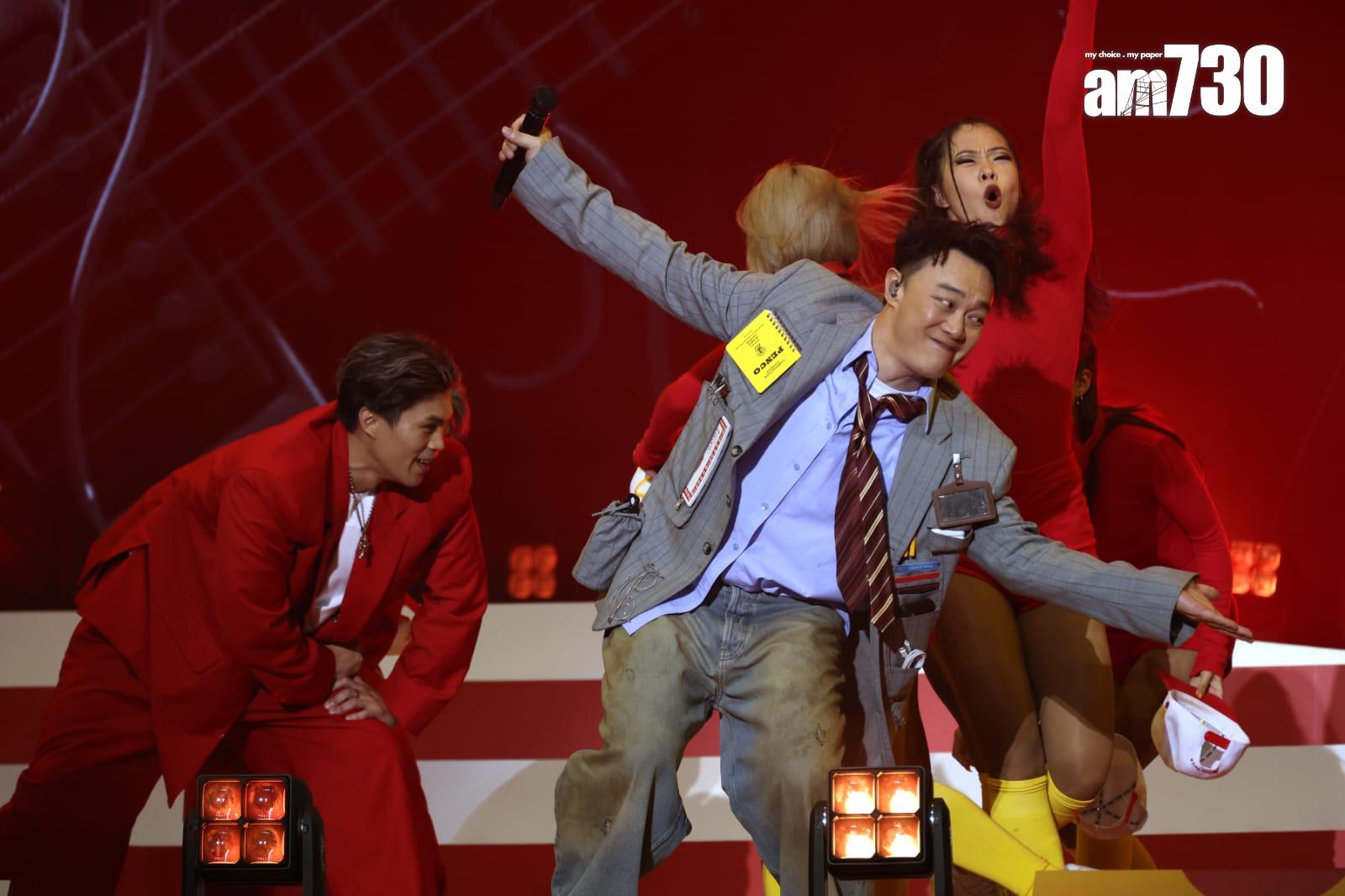 Eason現身亞博的《香港麥當勞50週年 i'm lovin' it音樂會》,戴頭盔演唱。(林俊源攝