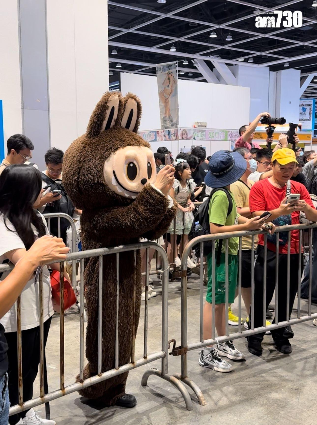 Labubu更拿起手機喪影Windy及Chantel。 (娛樂組攝)