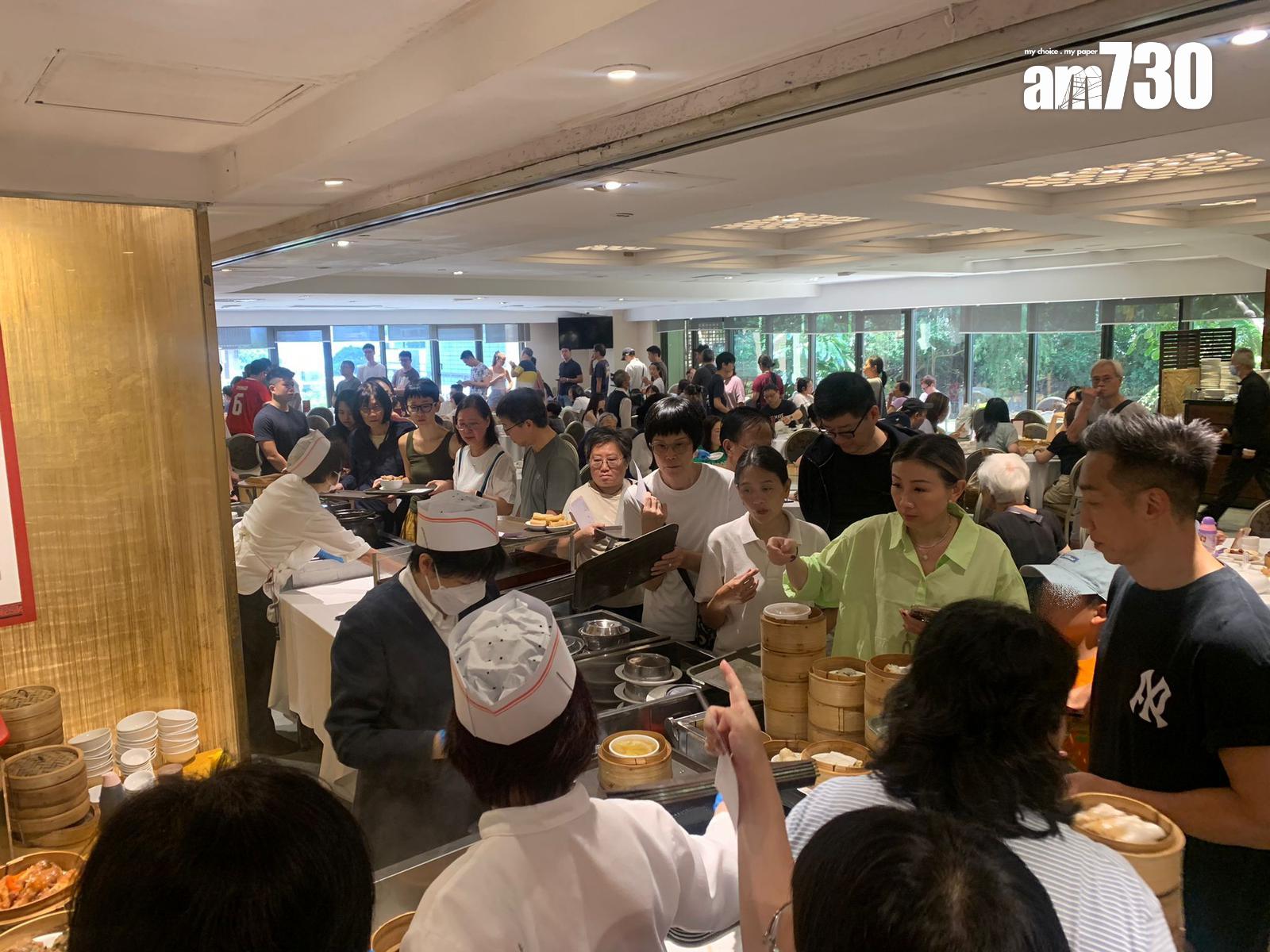 區文詩帶家人到名都酒樓飲茶,見她現身人龍排隊拎點心。 (am730攝)