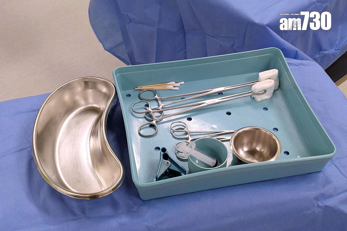 手術室會有兩組護士交替工作,當另一組完成手術後便會立即推出新一套潔淨的儀器。(羅庸軒攝)