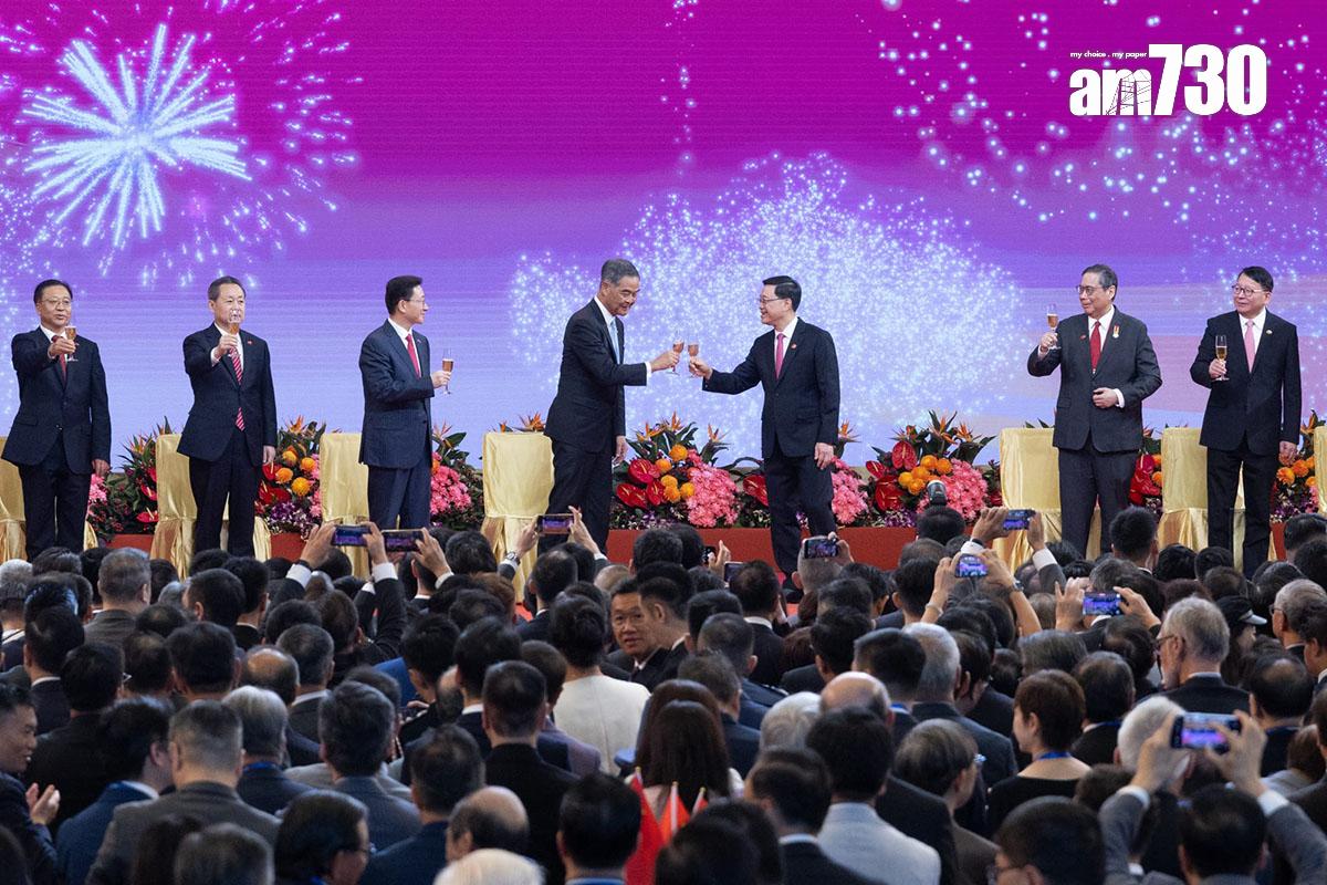 特區政府在會展舉行回歸28周年慶祝酒會。(蘇文傑攝)