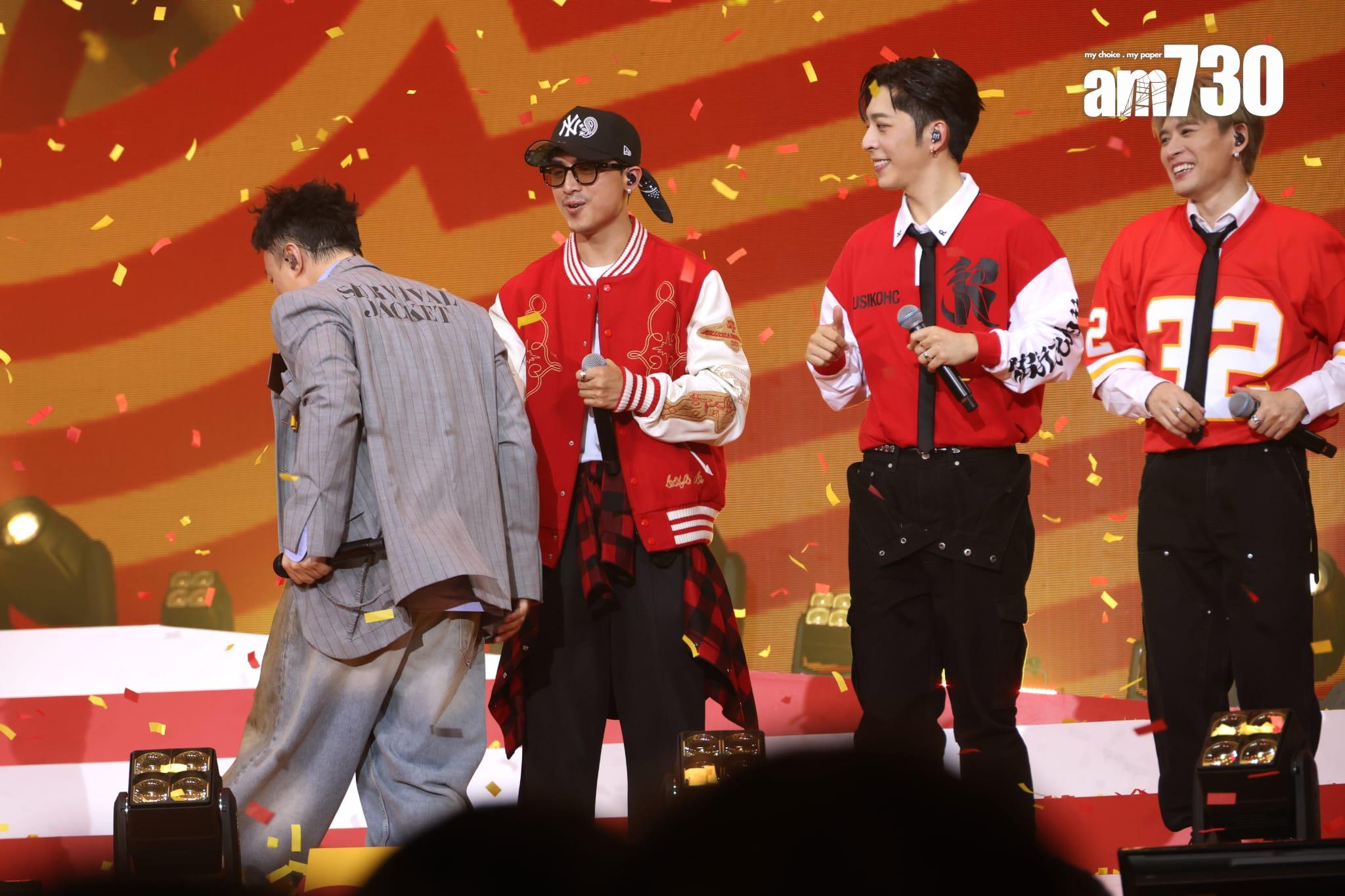 Eason完成表演後,逐一與MIRROR成員擁抱或擊掌。(林俊源攝)