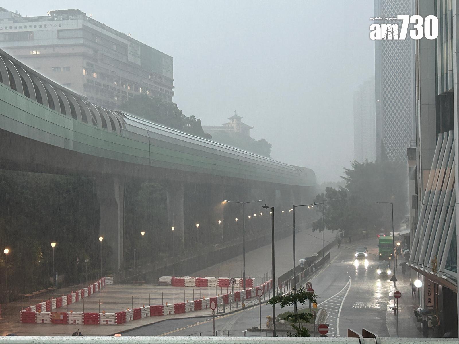 天文台發出黑色暴雨警告信號。(本報記者攝)