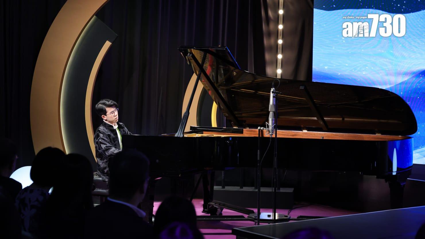 沈靖韜台上即場演奏。(吳康琦攝)