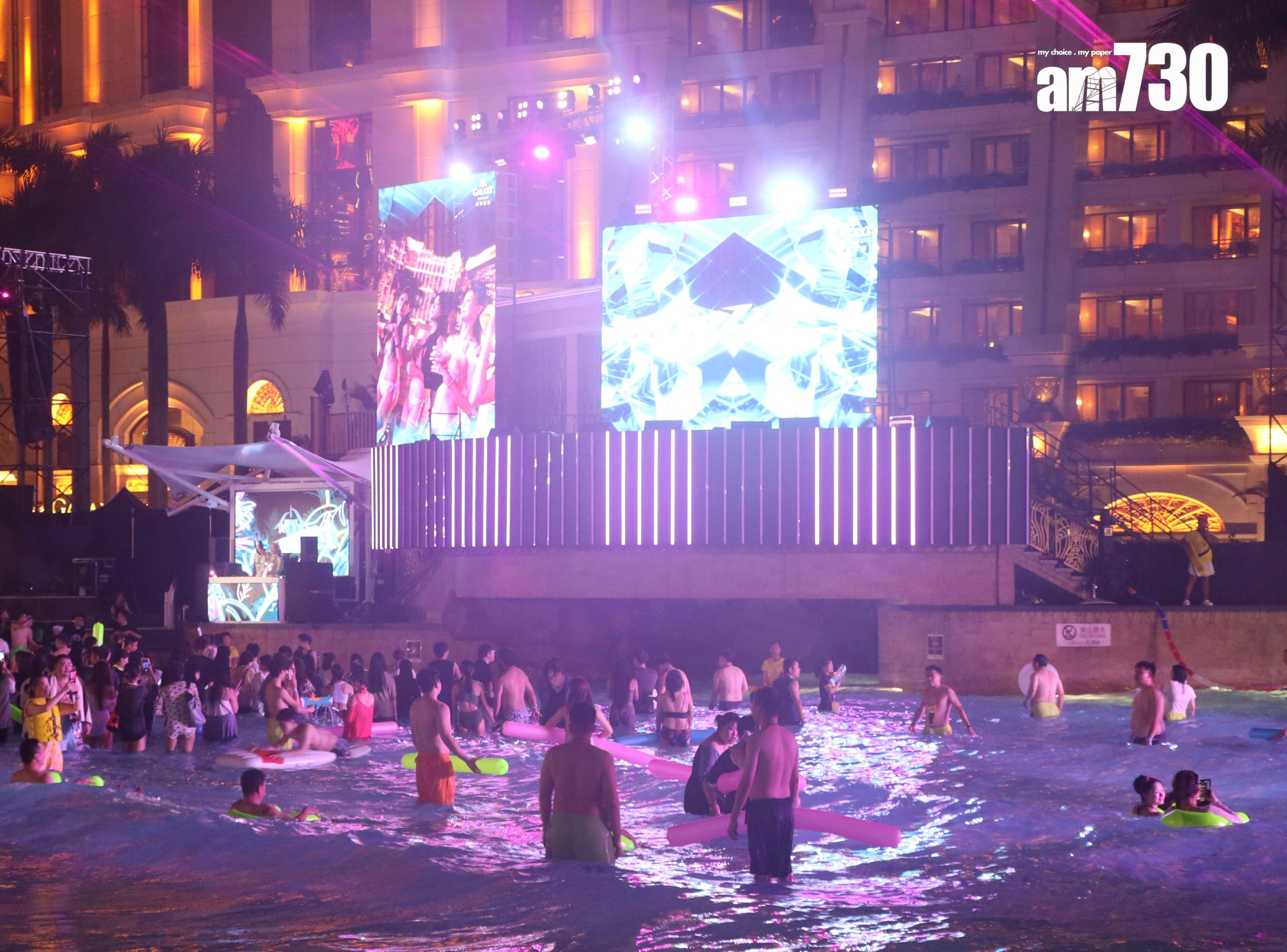 張敬軒在三號風球懸掛下,在澳門室外泳池表演。