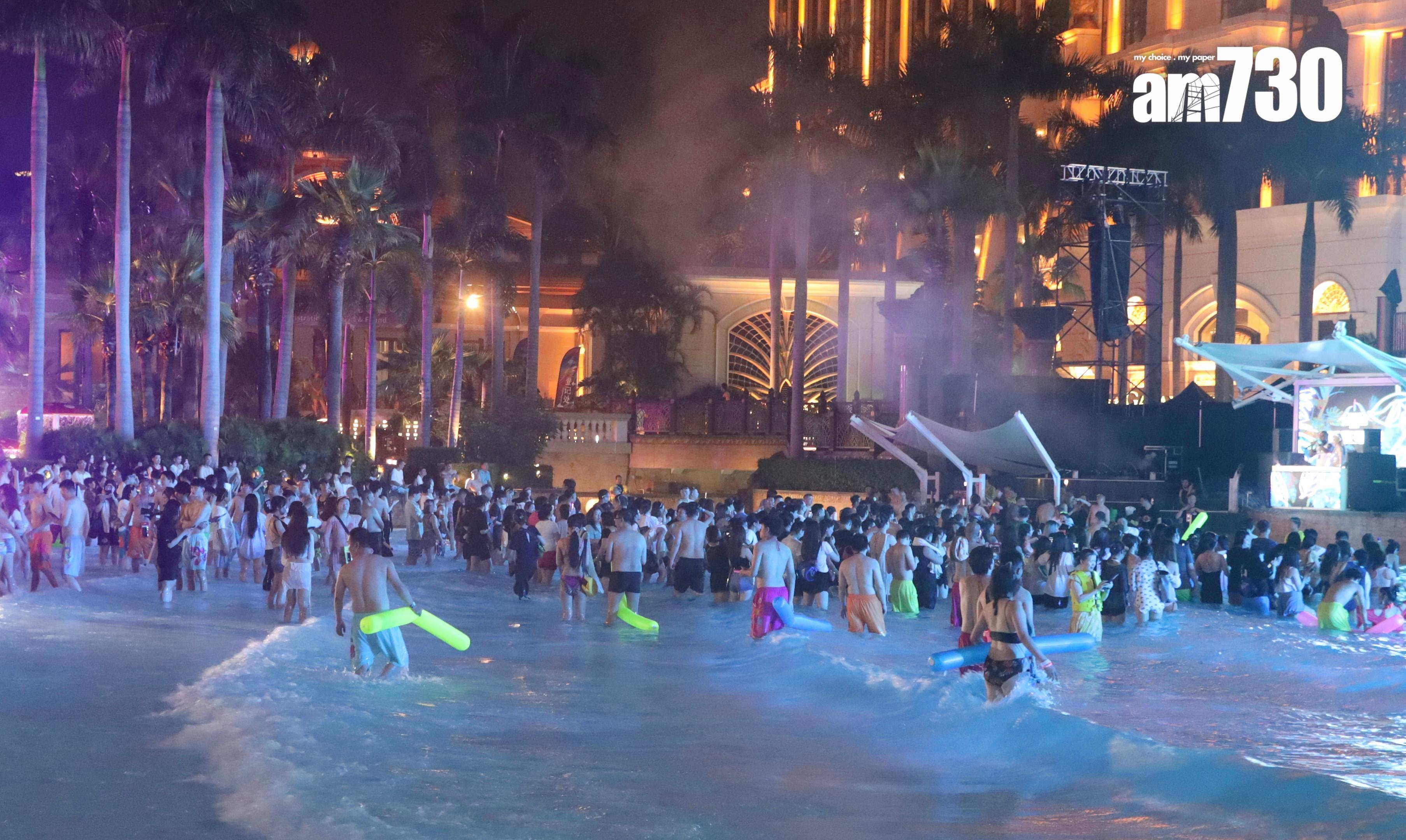 張敬軒在三號風球懸掛下,在澳門室外泳池表演。(娛樂組攝)