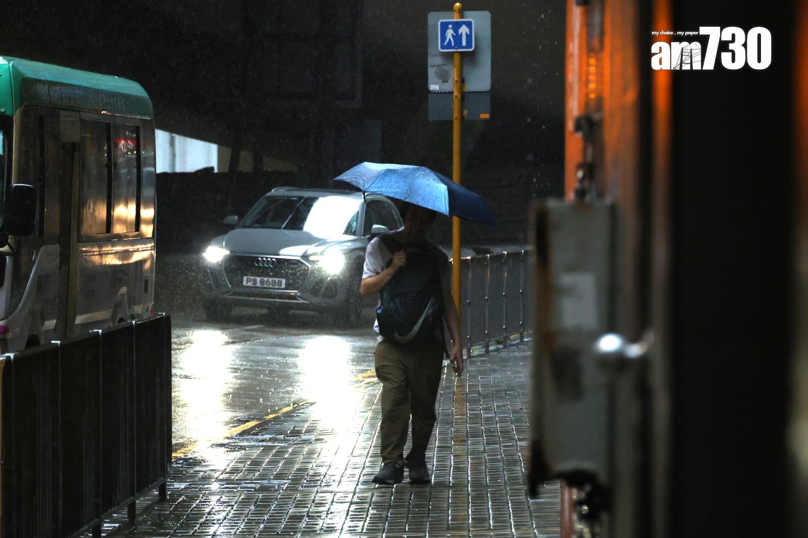 天文台今日9時10分才發出黑色暴雨警告訊號,不少打工仔需要冒雨上班。(林俊源攝)