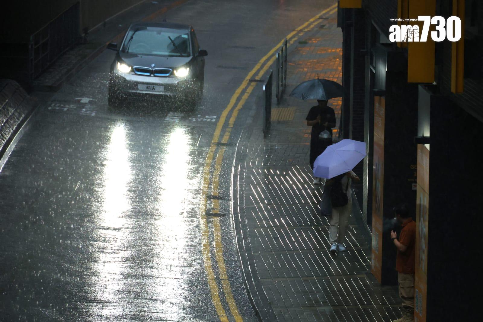 天文台今日9時10分才發出黑色暴雨警告訊號,不少打工仔需要冒雨上班。(林俊源攝)