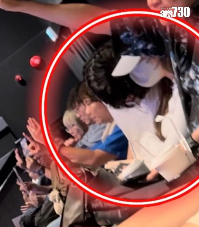 全場觀眾影大合照時,男方竟挨在Yumi身上避鏡頭。