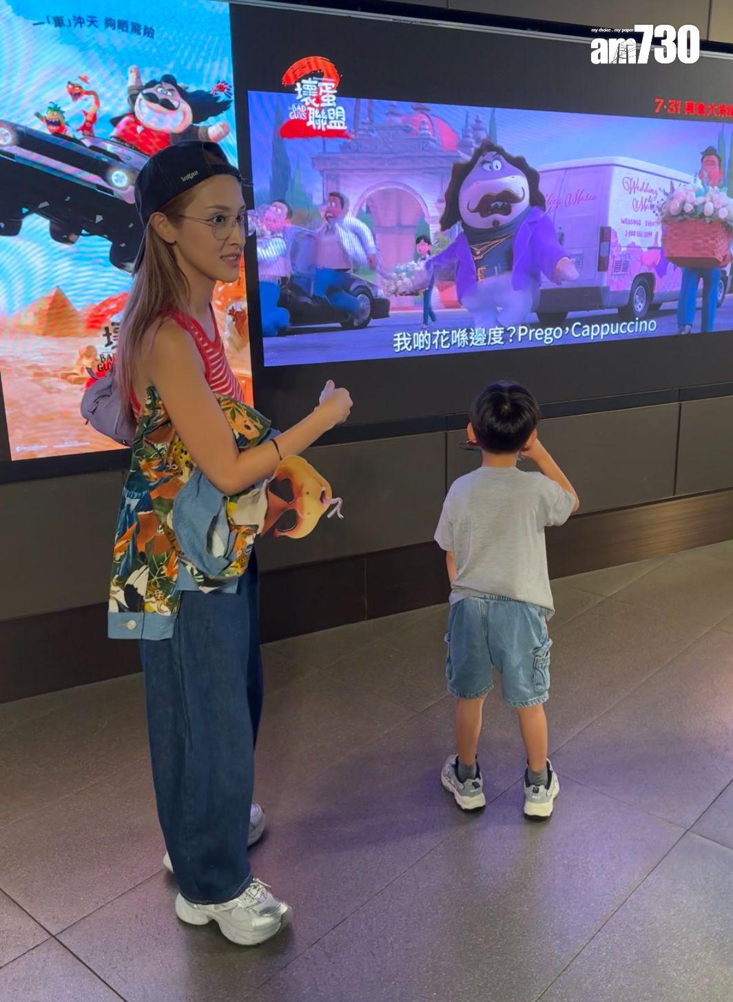 靚媽陳凱琳帶著兩子睇戲,相當忙碌。 (娛樂組攝)