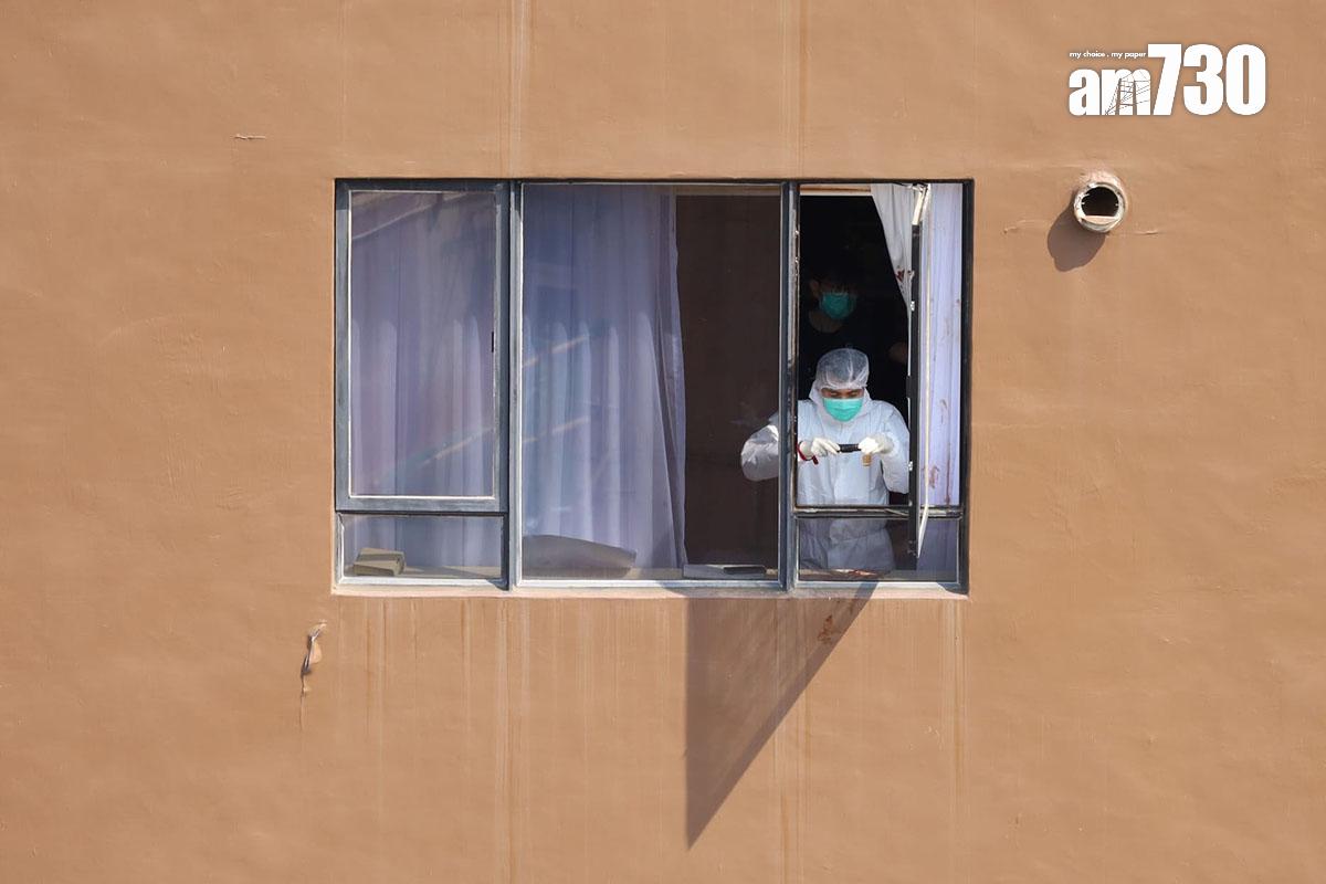 警方及政府化驗所人員到涉案酒店房間調查。(鍾式明攝)