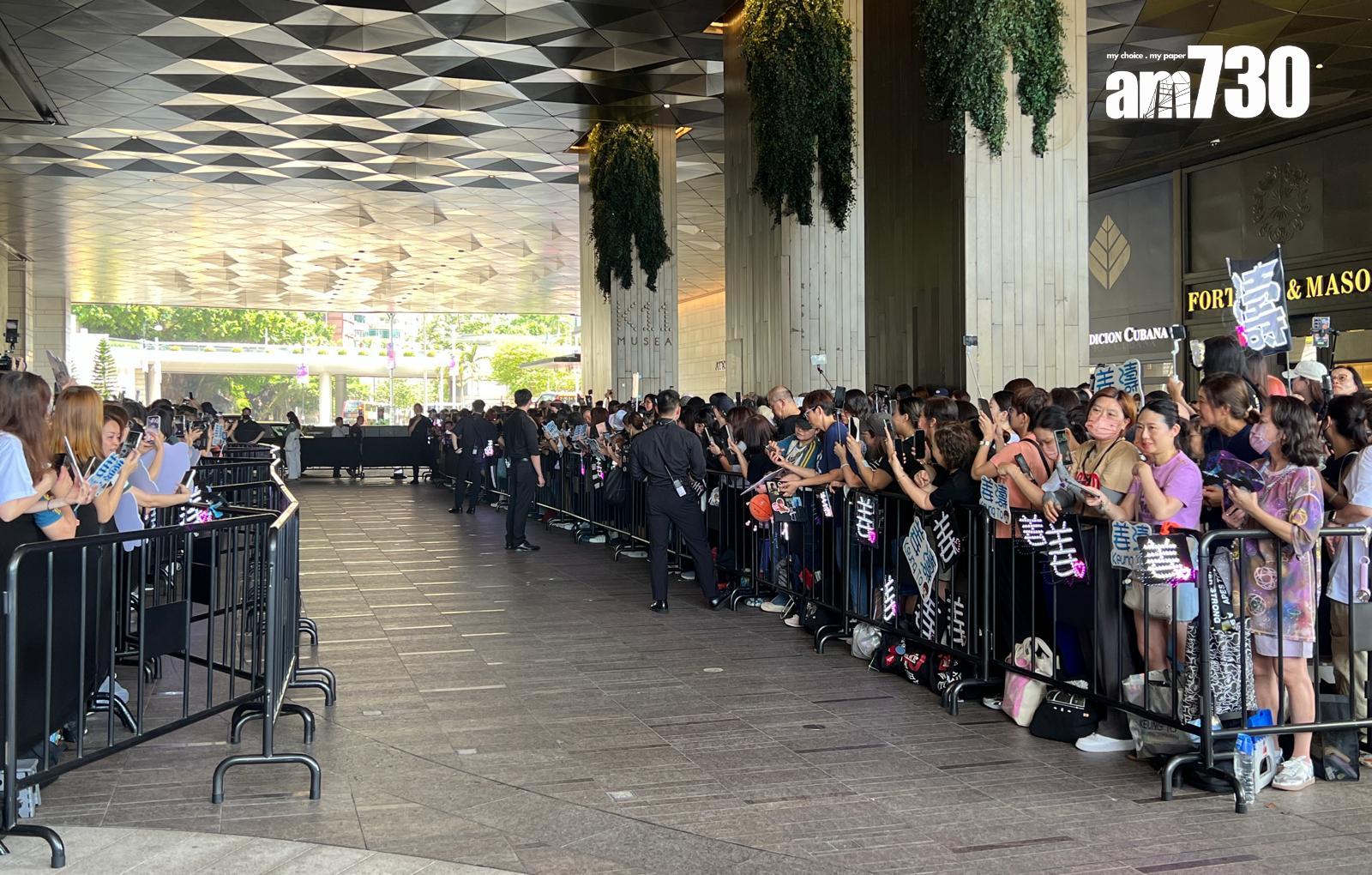 姜濤出席尖沙咀快閃活動,大批姜糖無懼酷熱天氣,早在現場守候。(娛樂組挕)