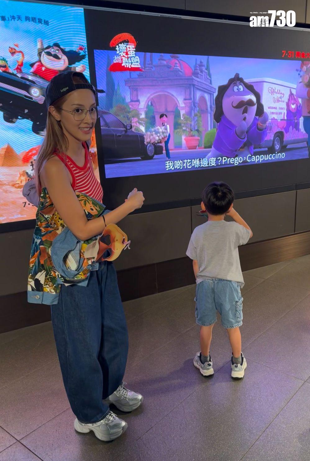 靚媽陳凱琳帶著兩子睇戲,相當忙碌。 (娛樂組攝)