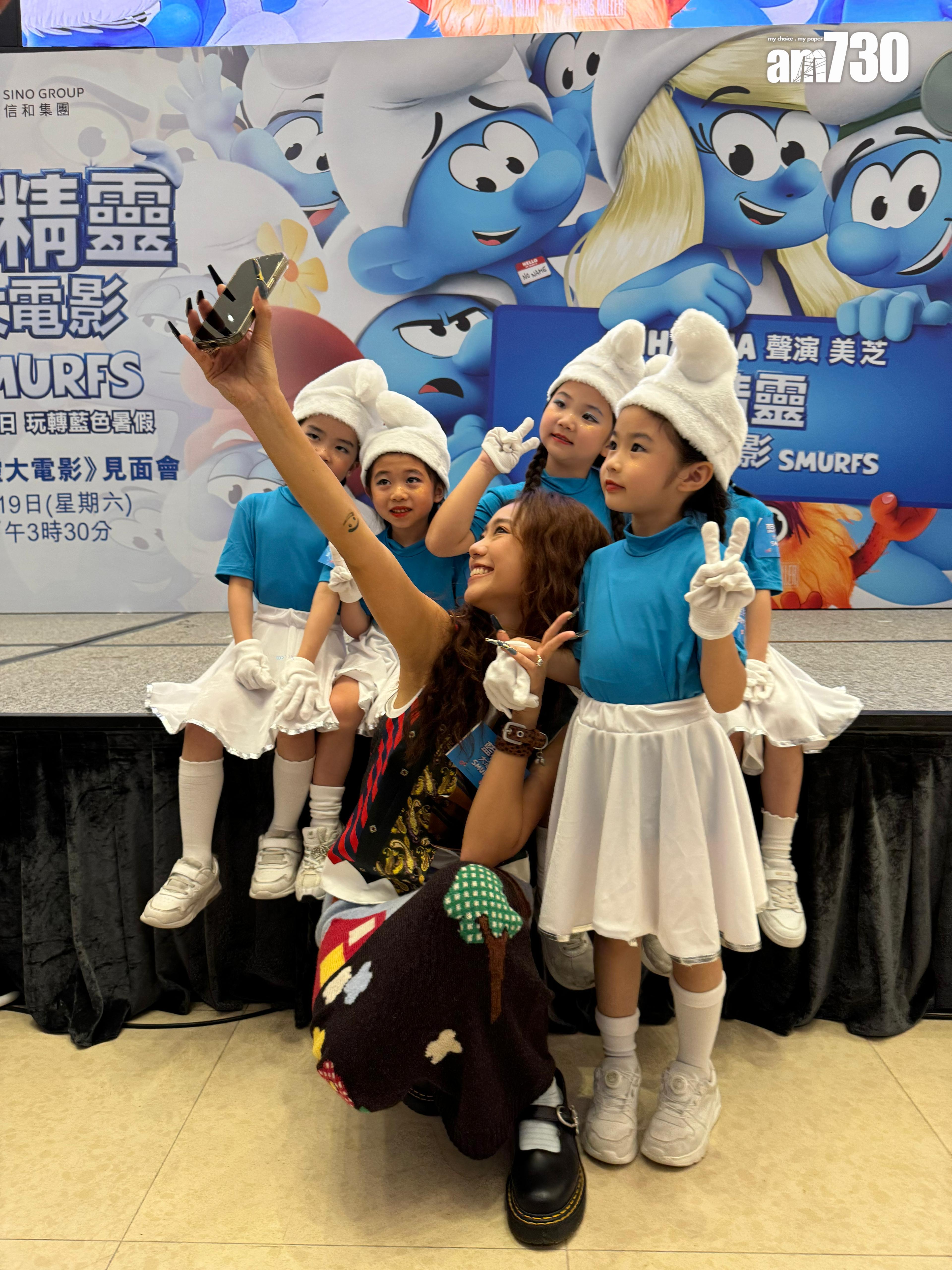 JACE與藍精靈開心合照。 (娛樂組攝)