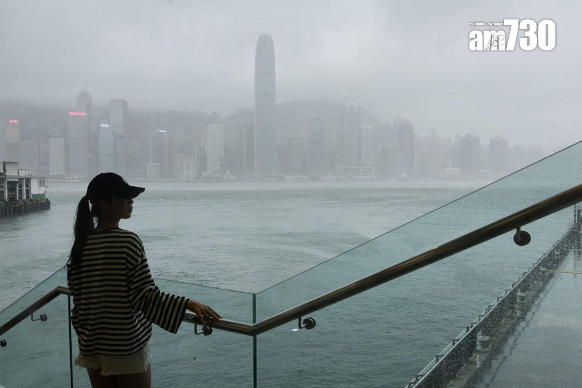 韋帕襲港期間,尖沙咀有人在海邊觀賞維港。(蘇文傑攝)